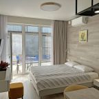 Идеально для пары или уединённого отдыха.
Выход к бассейну!