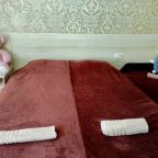 Полулюкс (КОТЕЙКА. Семейный четырехместный номер на первом этаже с отдельным входом.), Гостевой дом Колибри