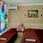 Полулюкс (КОТЕЙКА. Семейный четырехместный номер на первом этаже с отдельным входом.), Гостевой дом Колибри