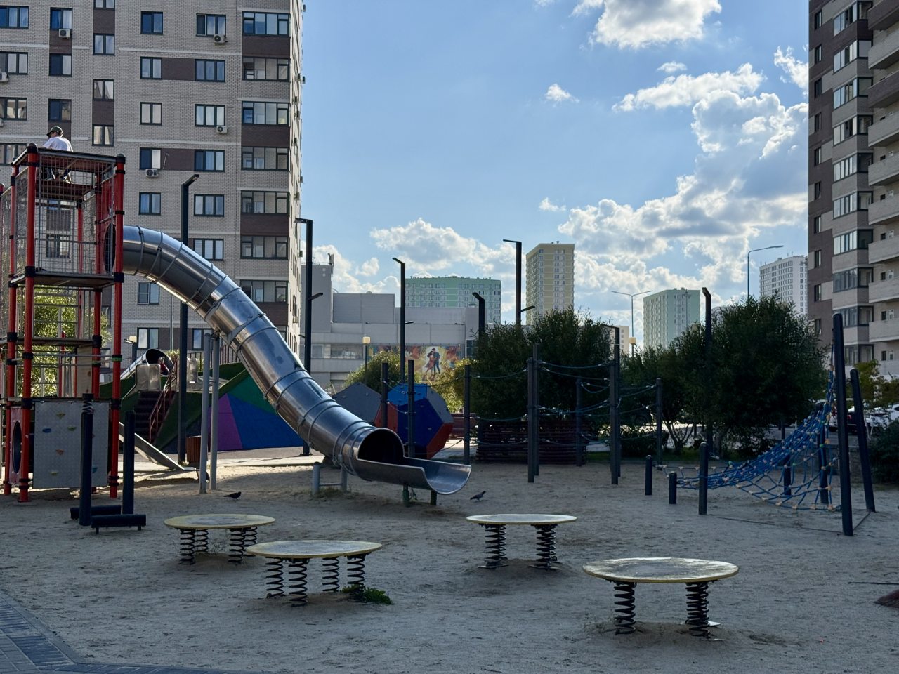Апартаменты (С закрытым двором, рядом ТЦ Кристалл!), Апартаменты На Менделеева