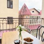Просторный балкон с мебелью для отдыха
