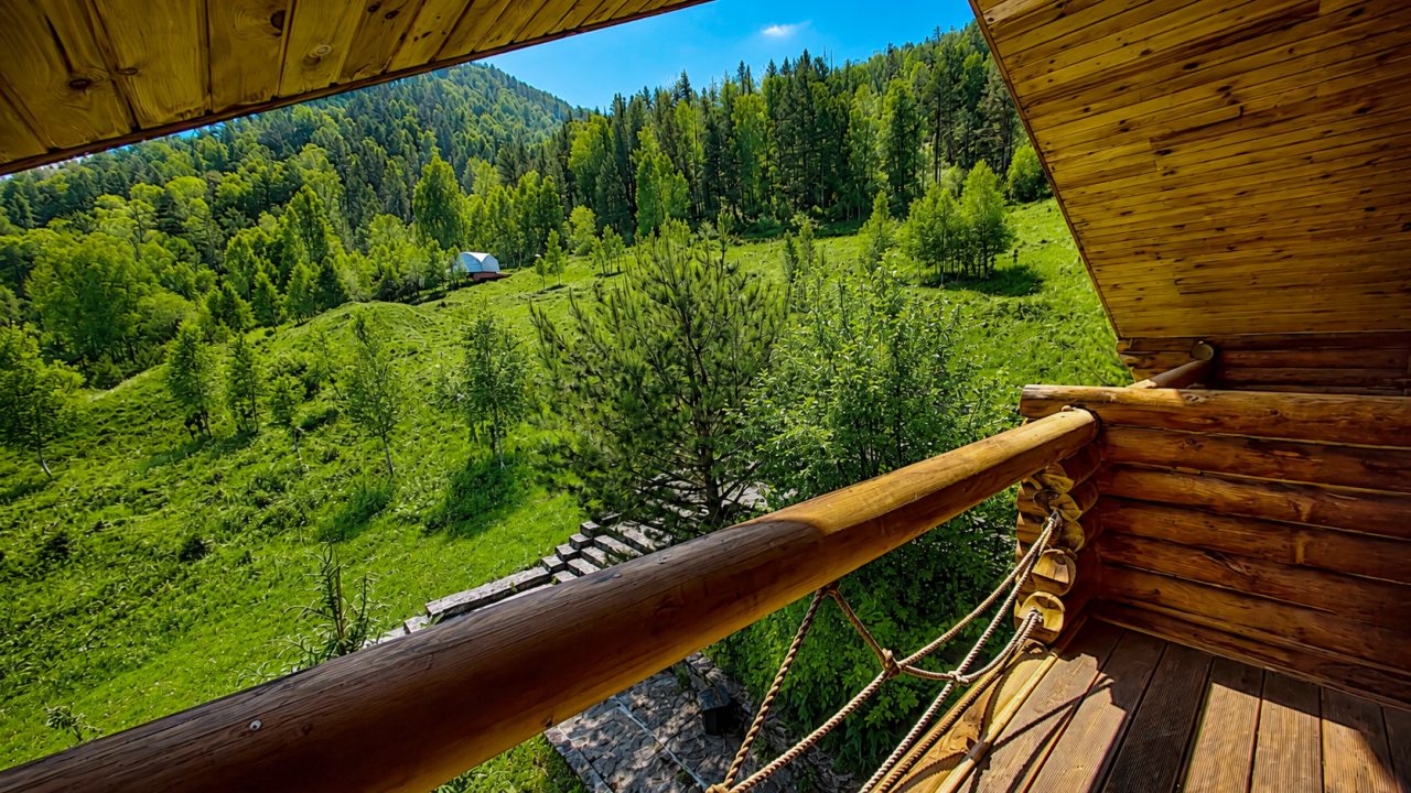 Двухместный (Double Deluxe Room с балконом и видом на горы (к3R3-4)), Отель ЭКО отель в горах Алтая Шале Леший