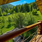 Двухместный (Double Deluxe Room с балконом и видом на горы (к3R3-4)), Отель ЭКО отель в горах Алтая Шале Леший
