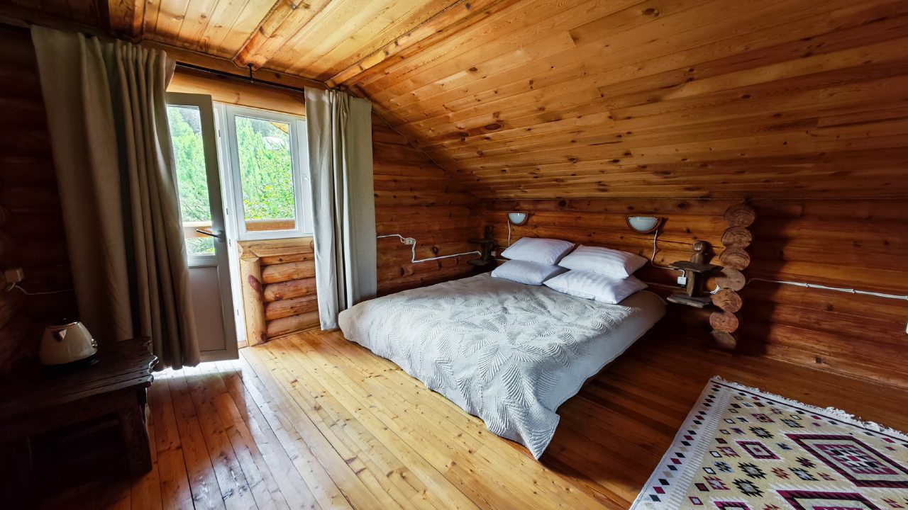 Двухместный (Double Deluxe Room с балконом и видом на горы (к3R3-4)), Отель ЭКО отель в горах Алтая Шале Леший