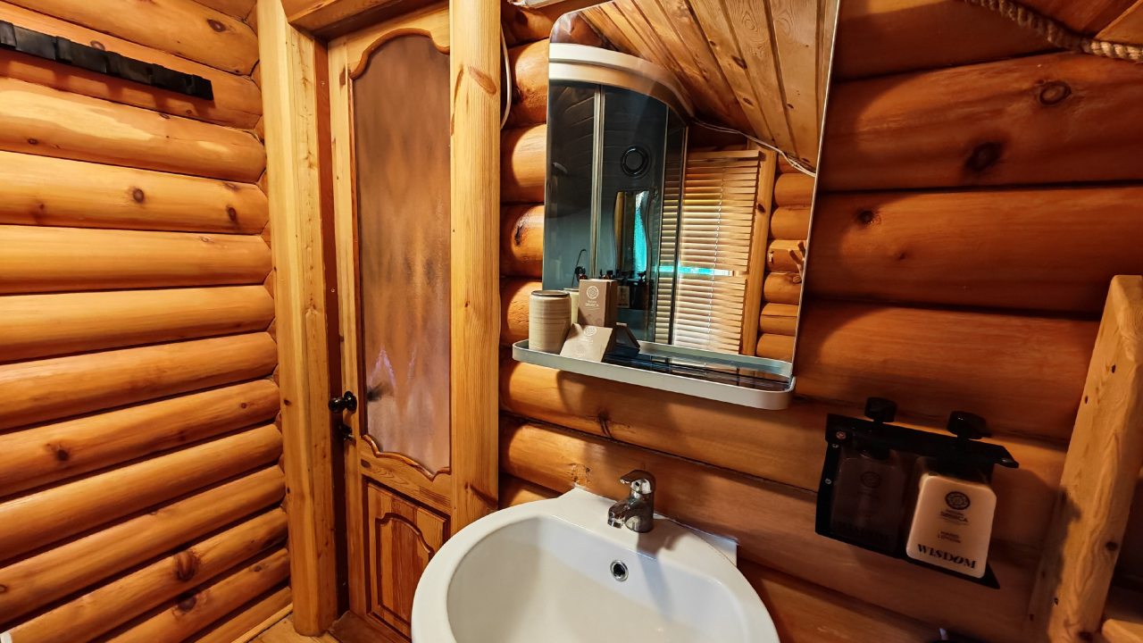 Двухместный (Double Deluxe Room с балконом и видом на горы (к3R3-4)), Отель ЭКО отель в горах Алтая Шале Леший