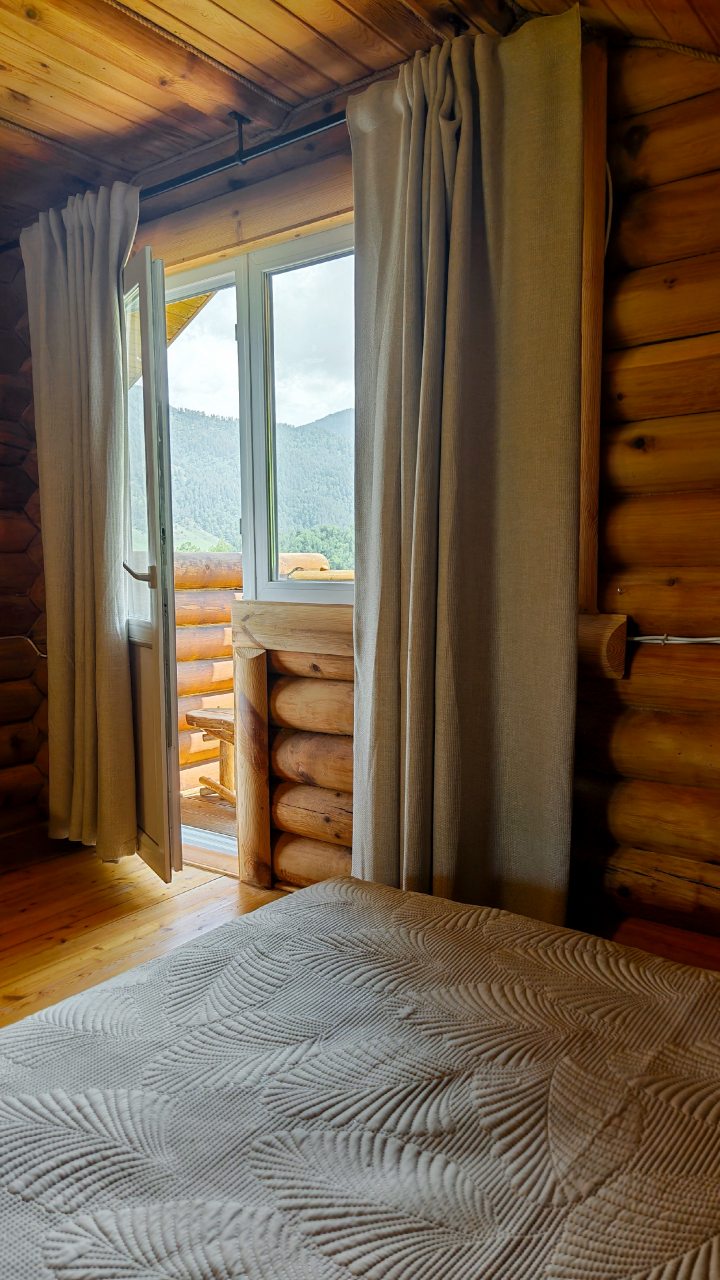 Двухместный (Double Deluxe Room с балконом и видом на горы (к3R3-4)), Отель ЭКО отель в горах Алтая Шале Леший