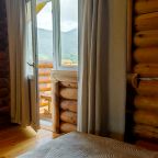Двухместный (Double Deluxe Room с балконом и видом на горы (к3R3-4)), Отель ЭКО отель в горах Алтая Шале Леший