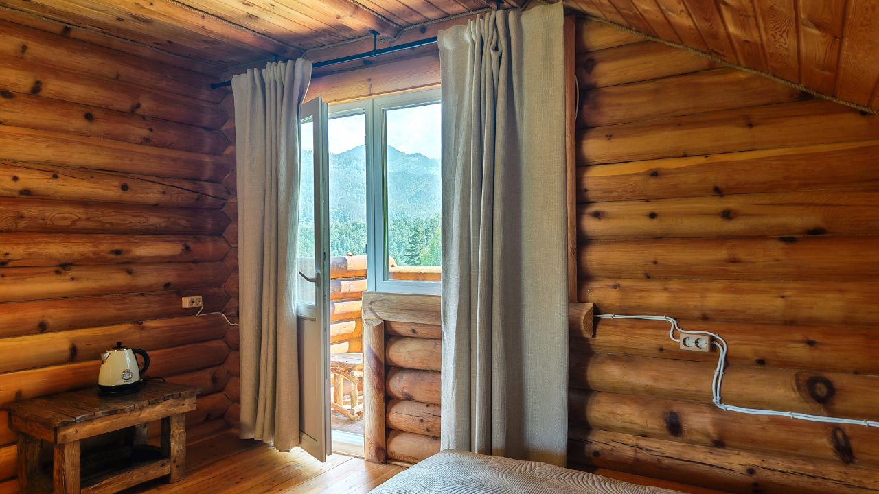 Двухместный (Double Deluxe Room с балконом и видом на горы (к3R3-4)), Отель ЭКО отель в горах Алтая Шале Леший