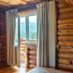 Двухместный (Double Deluxe Room с балконом и видом на горы (к3R3-4)), Отель ЭКО отель в горах Алтая Шале Леший