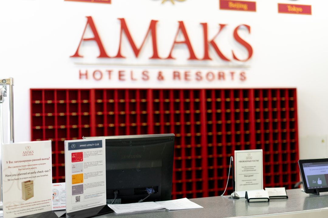 Стойка регистрации гостиницы «AMAKS Сити Отель» 3*, Красноярск. Гостиница AMAKS Сити Отель