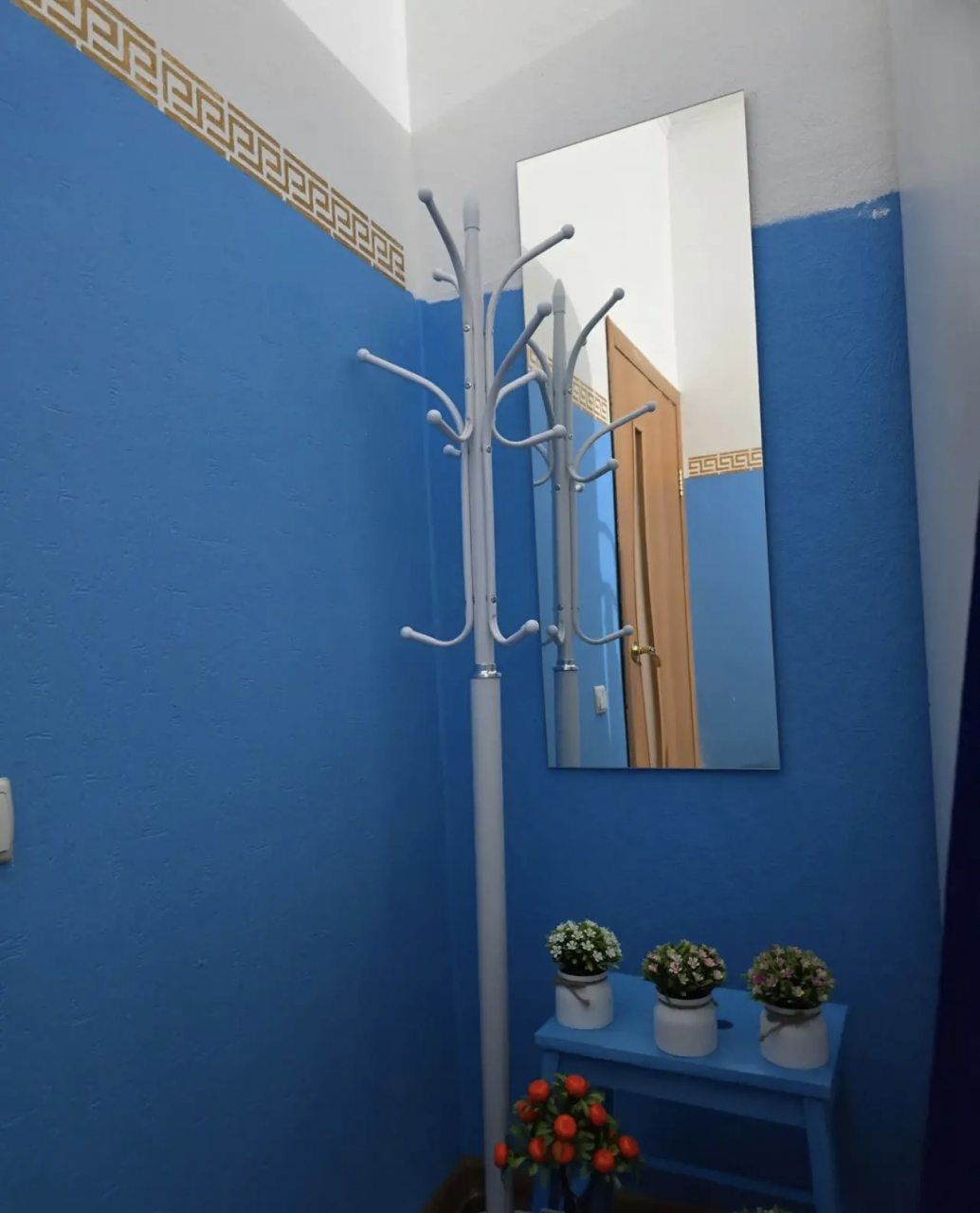 Шестиместный Женский (Греция), Хостел Вокруг Света