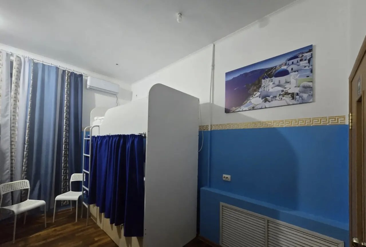Шестиместный Женский (Греция), Хостел Вокруг Света