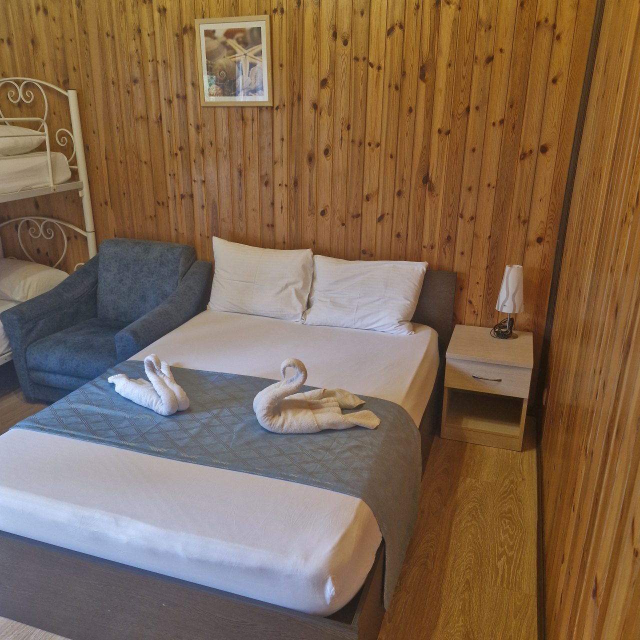 Трёхместный и более, Коттедж Мадлен