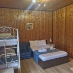 Трёхместный и более, Коттедж Мадлен