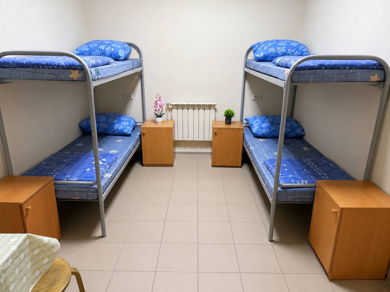 Четырехместный (Спальное место в общем 4-местном мужском номере без окна), Хостел Гарант