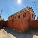 Общий вид здания хостела «ГАРАНТ» с прилегающей территории.