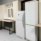 Общая кухня с холодильниками для хранения продуктов гостей.