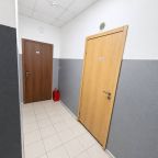Входы в комнаты на жилом этаже хостела «ГАРАНТ».