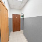 Коридор жилого этажа с указателями выхода.
