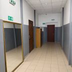Общая зона с большим зеркалом и указателями выхода.