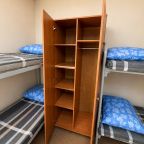Шкаф в комнате с полками и отдельным отделением для одежды.