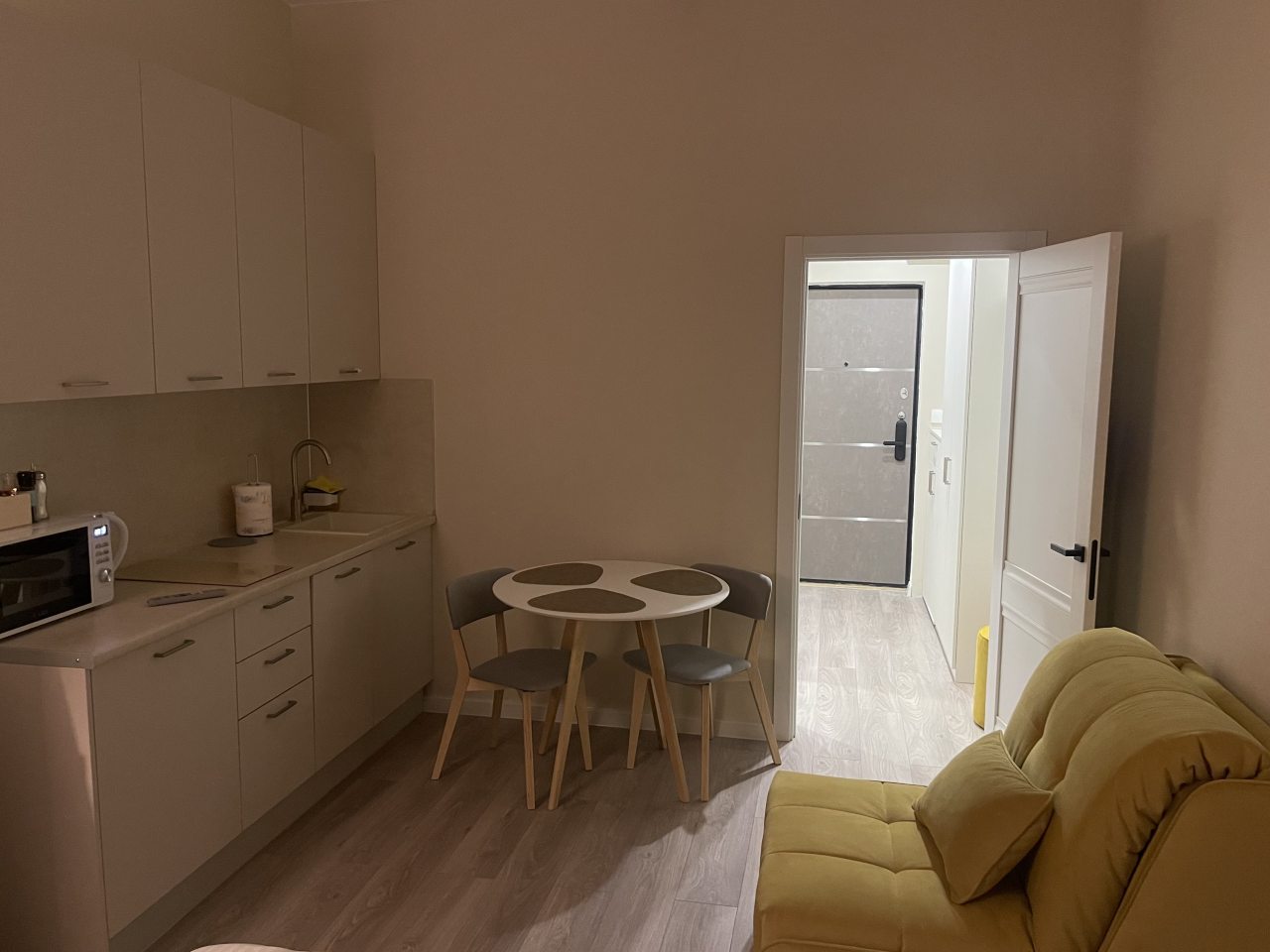 Апартаменты (У реки • потолки 3,2 м • 28 м² • До 3 гостей • Дизайнерский интерьер • Бесконтактное заселение 24/7), Апартаменты По улице Искры 88к3