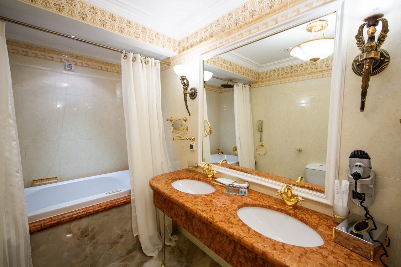 Люкс (Двухкомнатный люкс с балконом), Гостиница Манор Чичерина