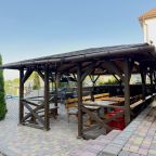 Мангальная зона,  беседки, сауна, бассейн., Гостиница Статус