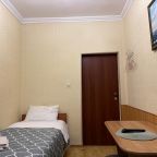 Светлый уголок номера с раздельными кроватями
