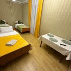Трёхместный номер: отдельные кровати и обеденный стол