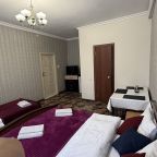 Трёхместный номер с двуспальной и отдельной кроватями