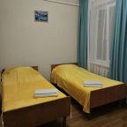 Две отдельные кровати и солнечные жёлтые покрывала