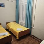 Жёлтые акценты и бирюзовые шторы в двухместном номере