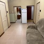 Общий коридор с диваном и холодильником