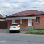 Место для автомобиля у кирпичного фасада «Очага»