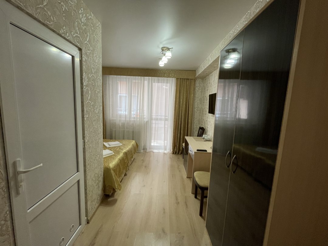 Двухместный (Двухместный номер с 1 кроватью или 2 отдельными кроватями и балконом) отеля Колибри, Адлер