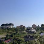 Из окон номеров открывается прекрасный вид на горы и море.