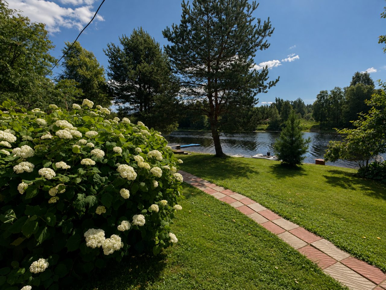 Коттедж (ДОМ «СИНИЙ» У РЕКИ ТУЛОКСА В КАРЕЛИИ), Коттедж У воды