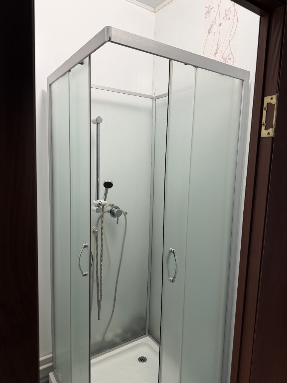 Трехместный (Трехместный эконом номер с 3 отдельными кроватями  с видом на город), Гостиница Карпинского