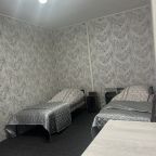 Трёхместный и более, Гостиница Аура