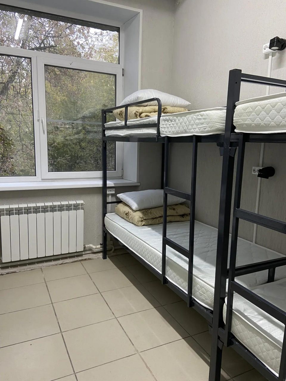 Кровать в стандартном 8-ми местном номере