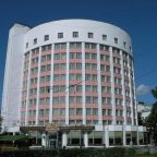 Фасад гостиницы "Исеть" в Екатеринбурге.