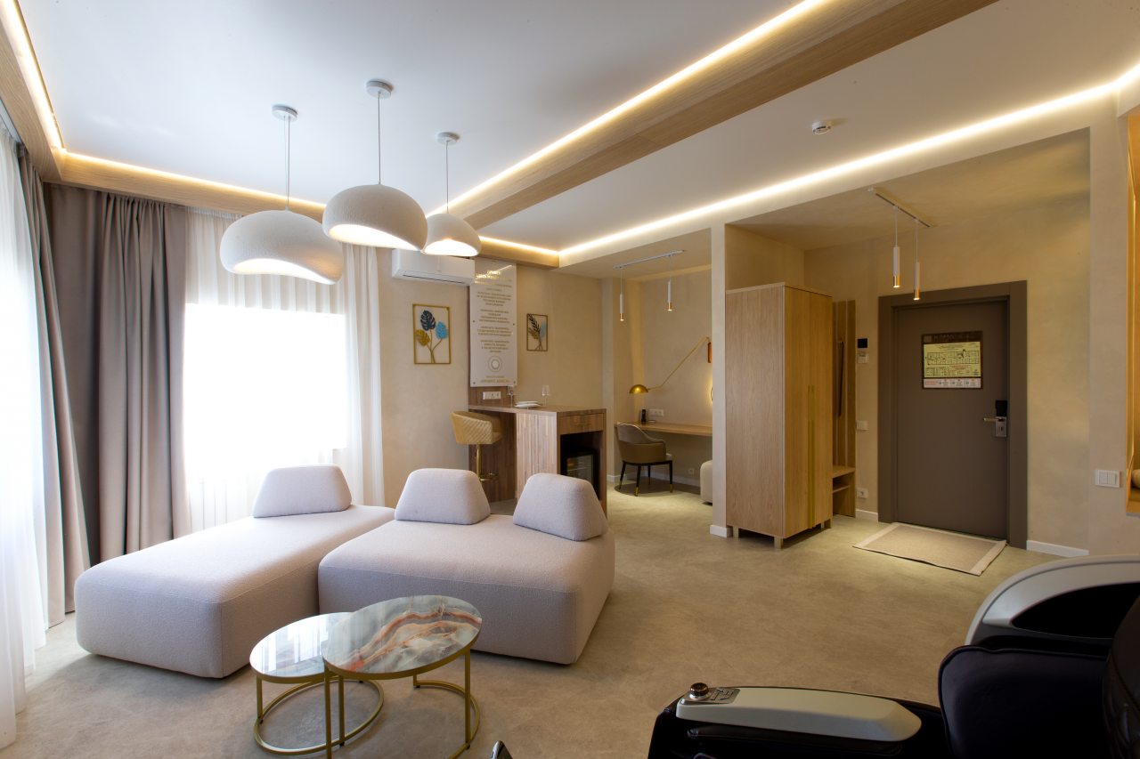 Люкс (Yamaguchi), Отель Kamarooms Business Hotel & Spa