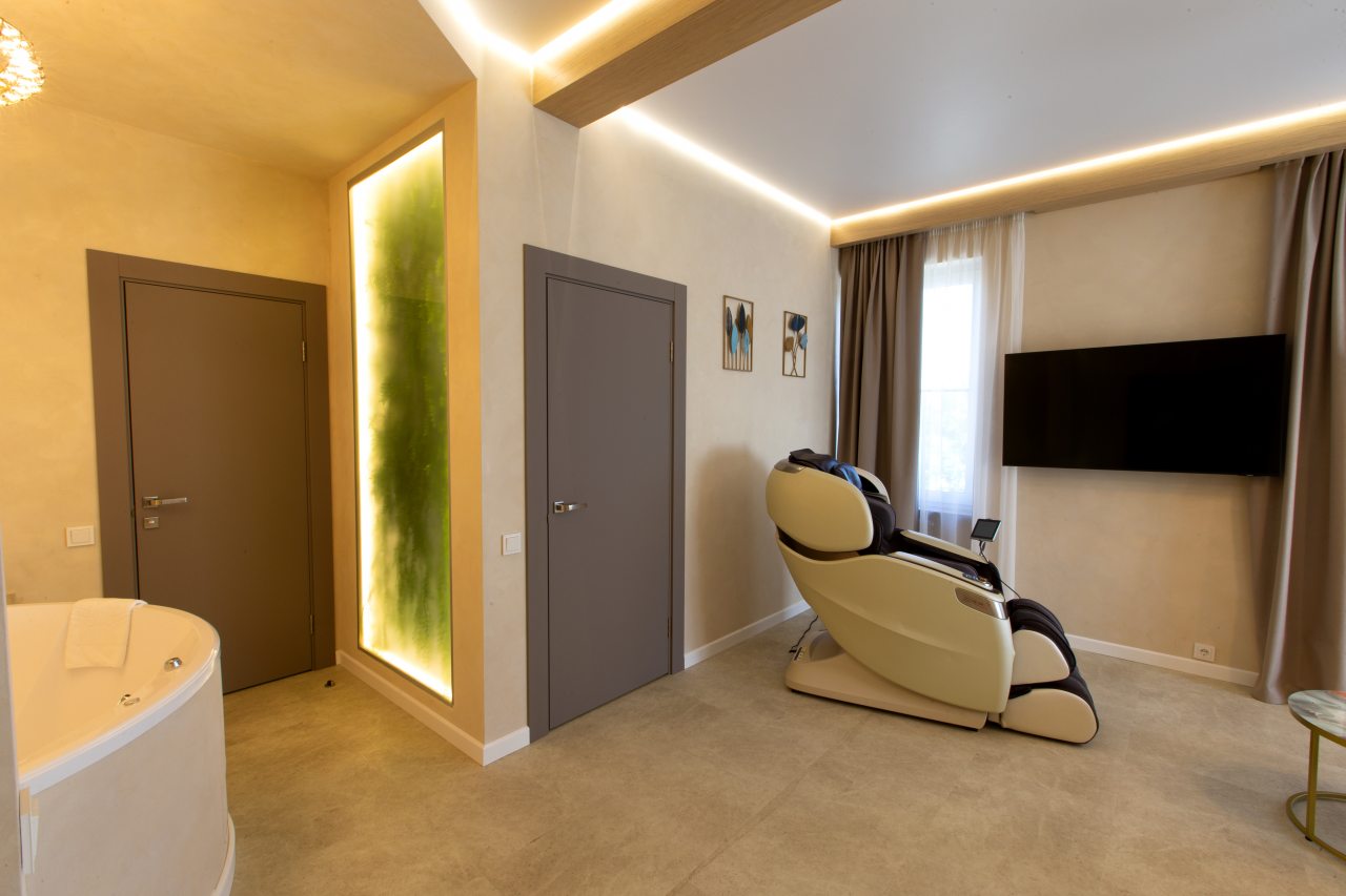 Люкс (Yamaguchi), Отель Kamarooms Business Hotel & Spa