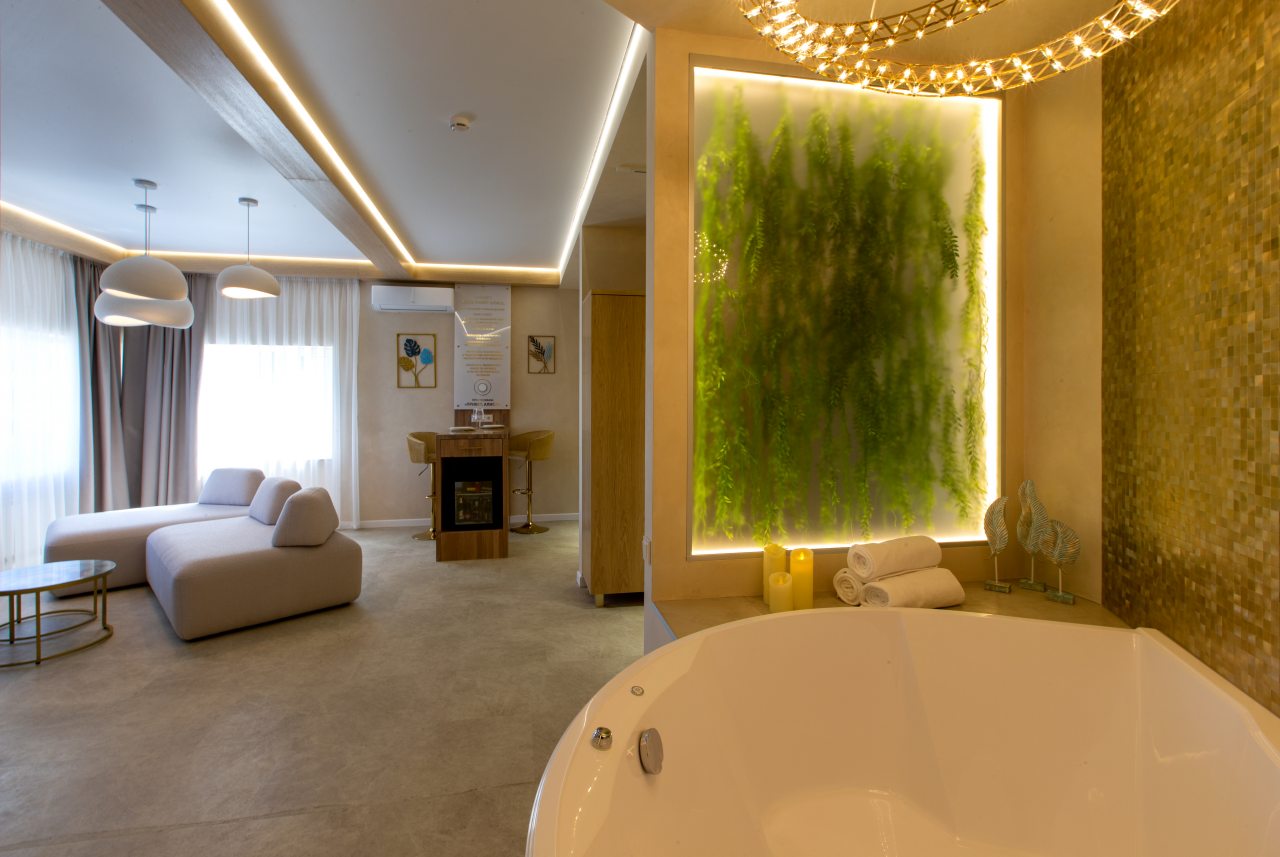 Люкс (Yamaguchi), Отель Kamarooms Business Hotel & Spa