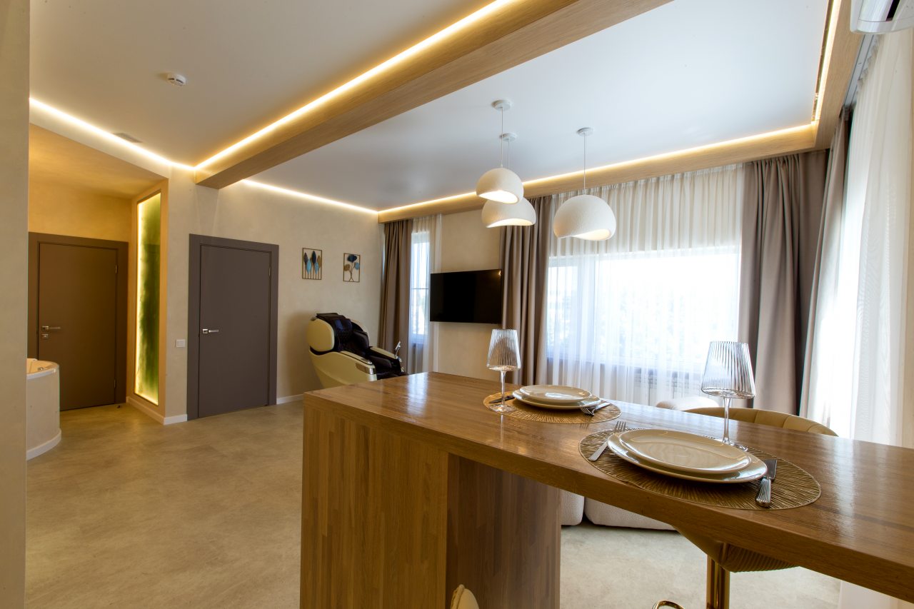 Люкс (Yamaguchi), Отель Kamarooms Business Hotel & Spa