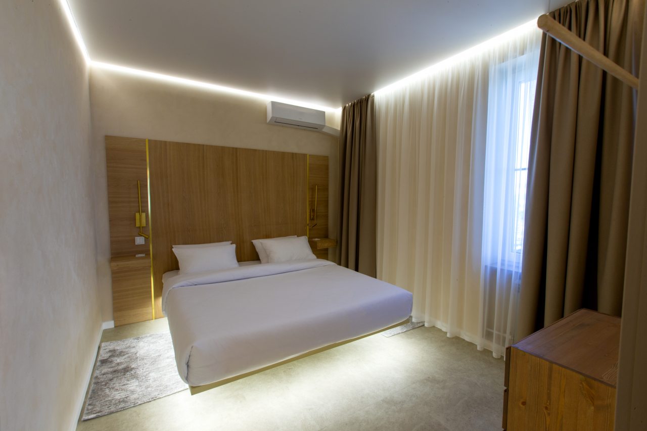 Люкс (Yamaguchi), Отель Kamarooms Business Hotel & Spa