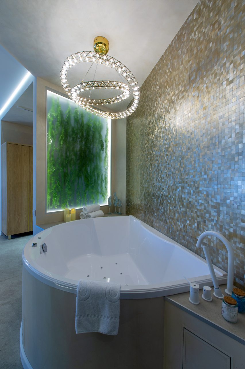 Люкс (Yamaguchi), Отель Kamarooms Business Hotel & Spa