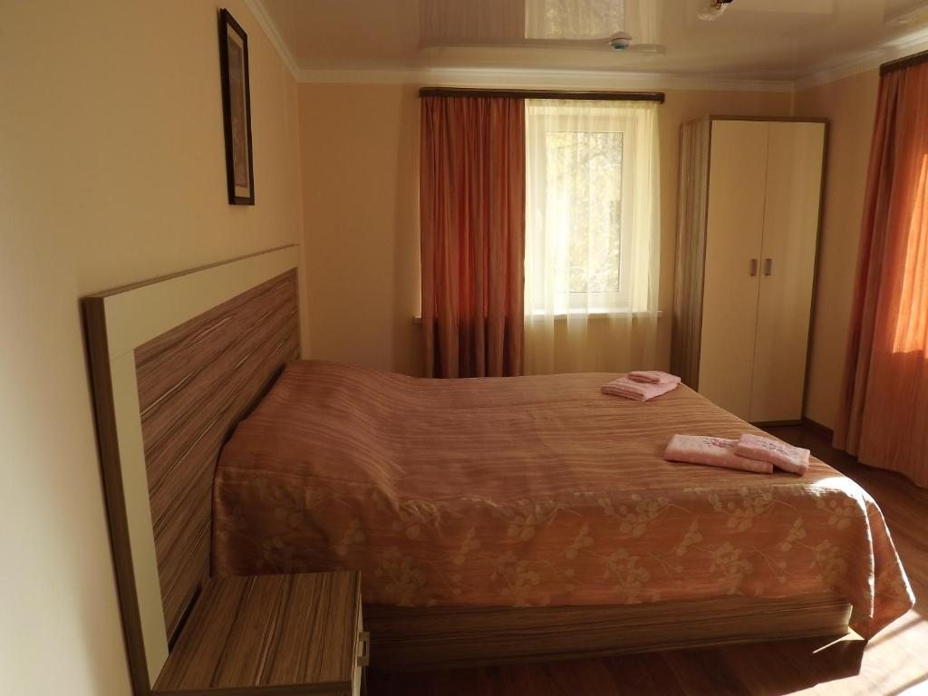 Двухместный (Улучшенный двухместный номер с 2 отдельными кроватями) отеля Меридиан, Домбай