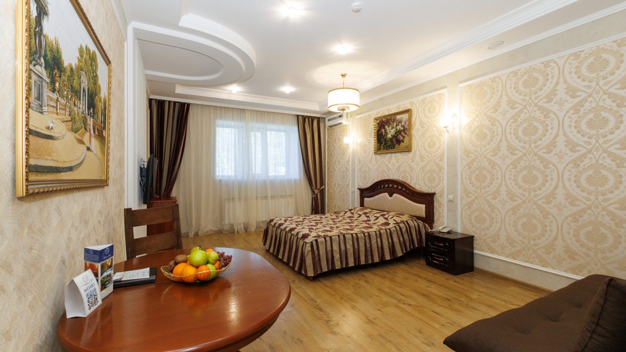 Полулюкс, Гостиница Лазурный берег